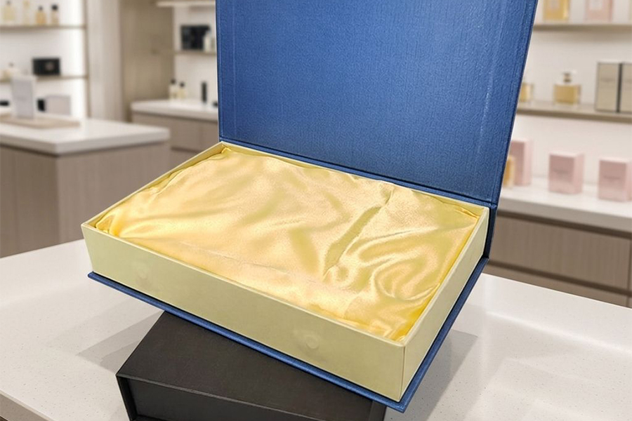 Boîtes d'emballage en papier couché aux formes personnalisées