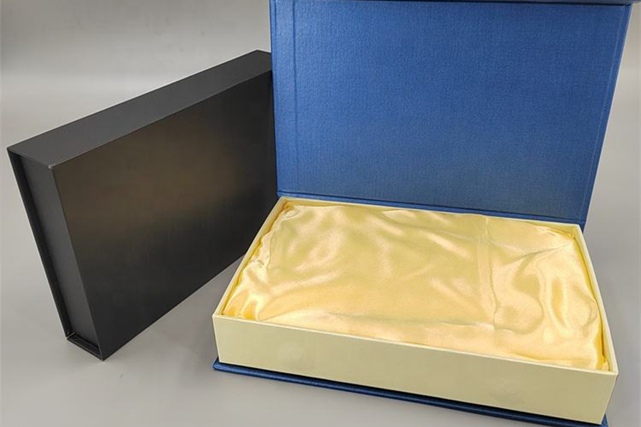 Boîtes d'emballage en papier couché aux formes personnalisées