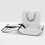 Boîte-cadeau en papier blanc pliable et personnalisable