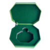 Coffret cadeau de parfum ouvert avec un insert vert floqué pour le flacon