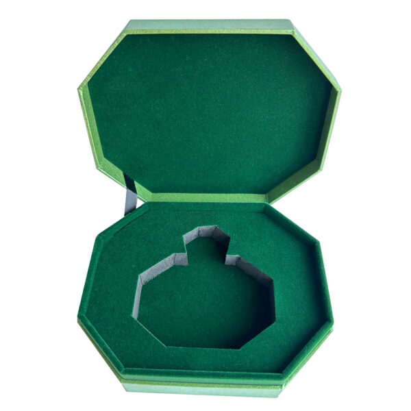 Coffret cadeau de parfum ouvert avec un insert vert floqué pour le flacon