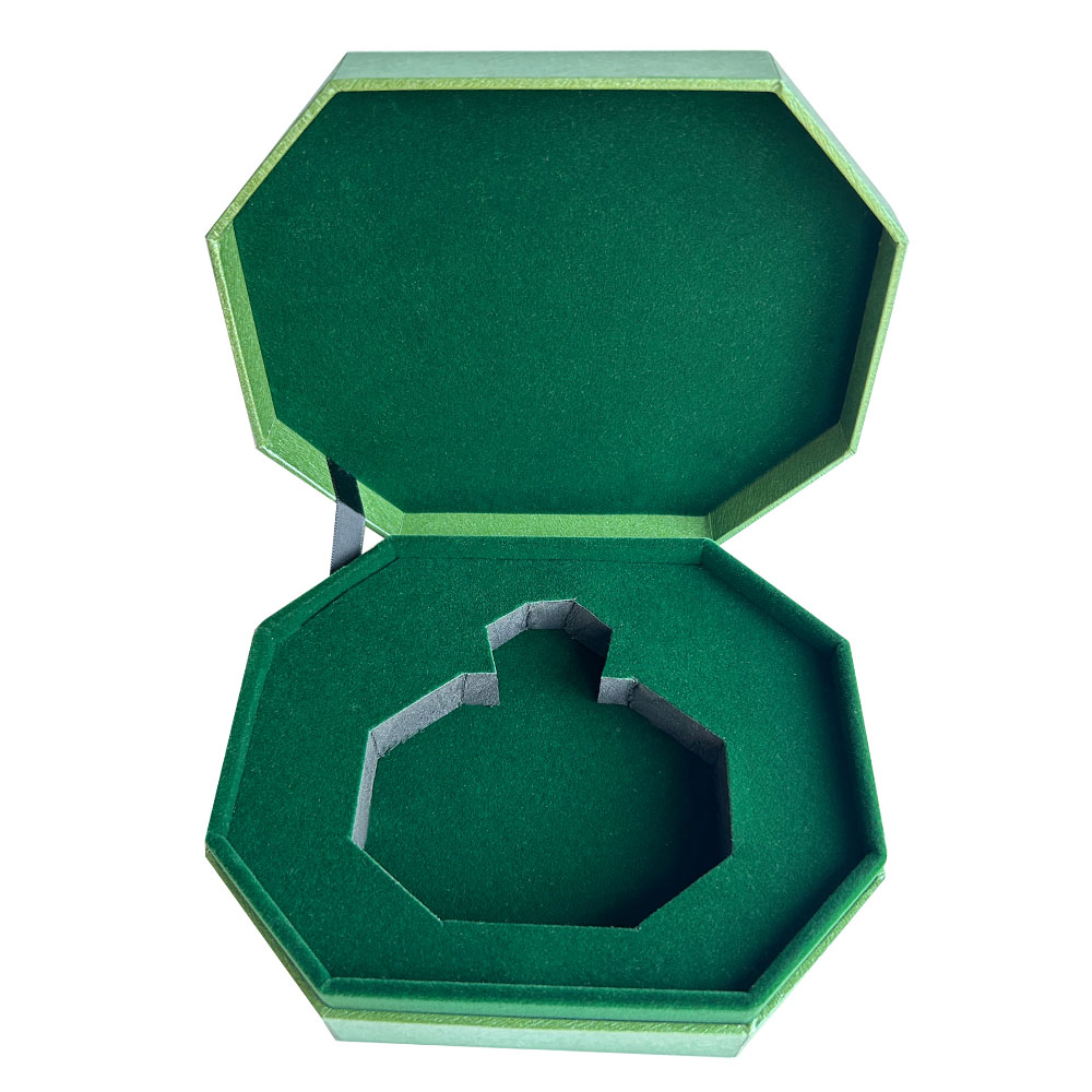 Coffret cadeau de parfum ouvert avec un insert vert floqué pour le flacon